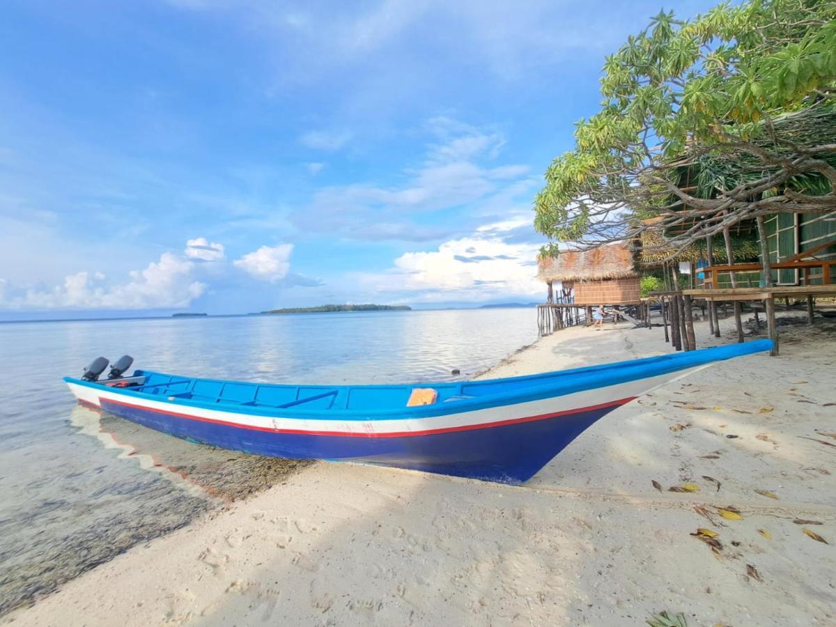Coco Huts Guest House Waisai Exterior photo