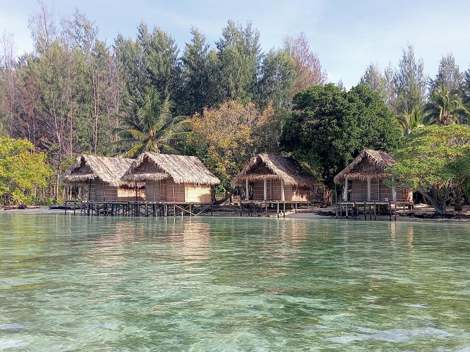 Coco Huts Guest House Waisai Exterior photo