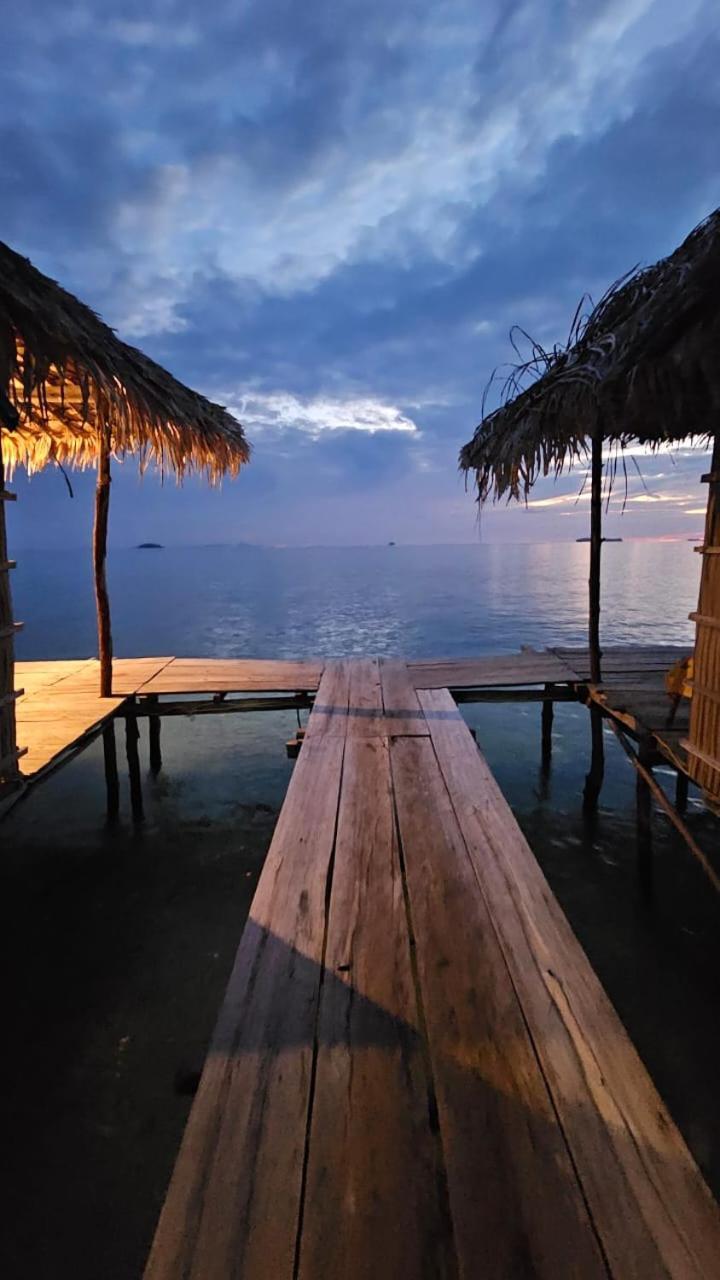 Coco Huts Guest House Waisai Exterior photo