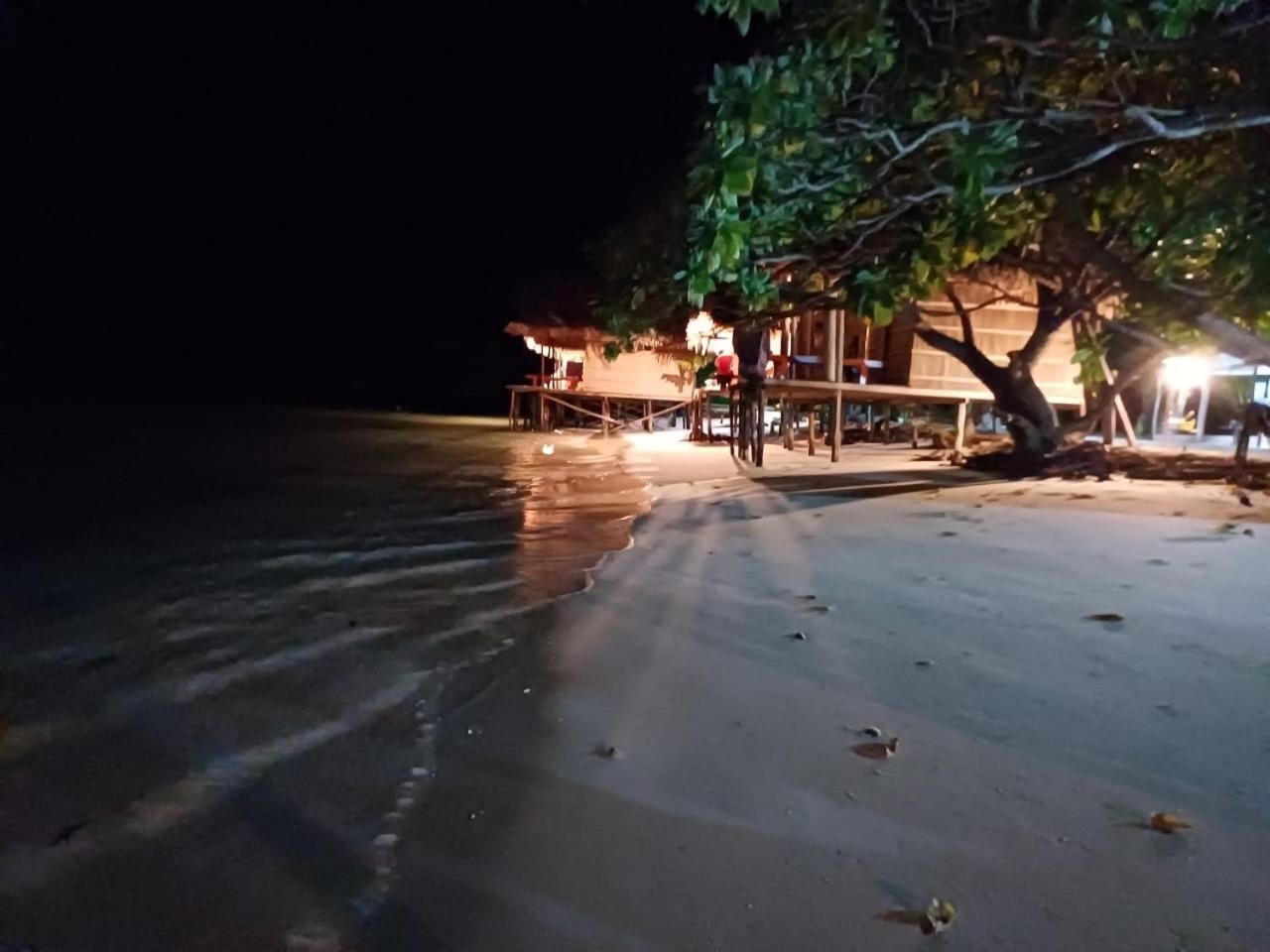 Coco Huts Guest House Waisai Exterior photo